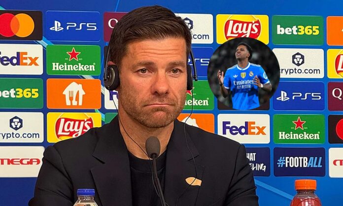 Xabi Alonso y una foto de Rodrygo Goes en un partido del Real Madrid.