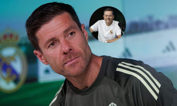 Xabi Alonso en una rueda de prensa y una foto de Tomás Roncero.