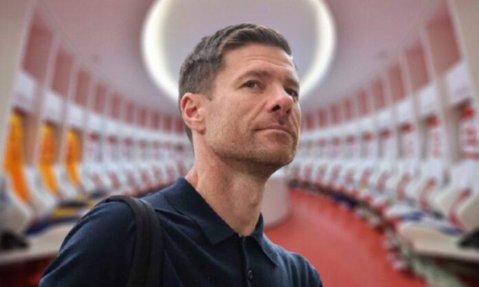 Xabi Alonso y el vestuario del Olympiacos.