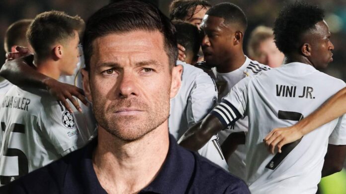 Xabi Alonso serio con jugadores de fondo