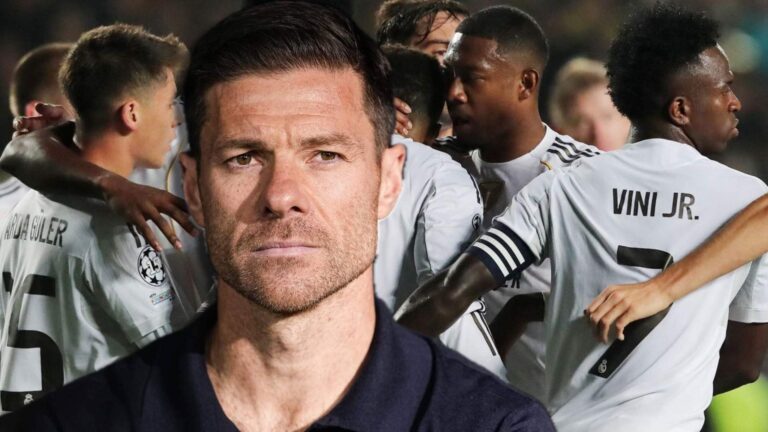 Xabi Alonso serio con jugadores de fondo