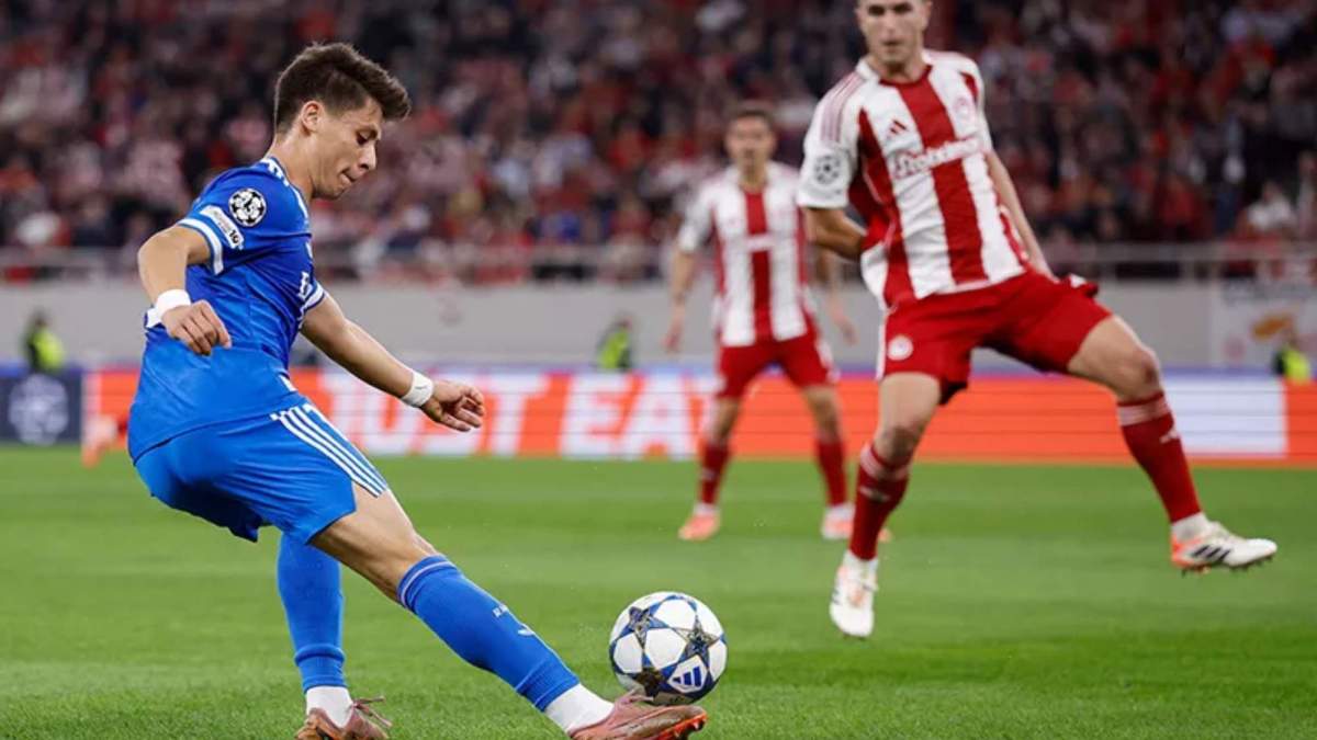 Arda Güler, en la asistencia que le puso a Kylian Mbappé para el segundo gol contra el Olympiacos.