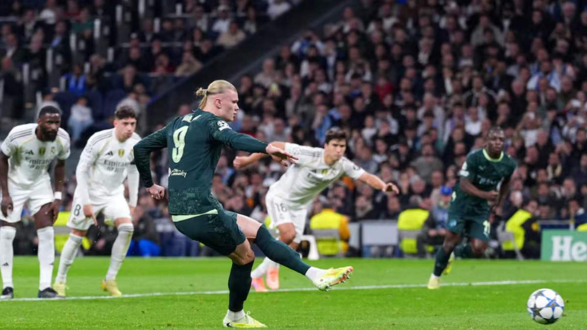 Erling Haaland chutando el penalti que acabó en gol Erling Haaland chutando el penalti que acabó en gol