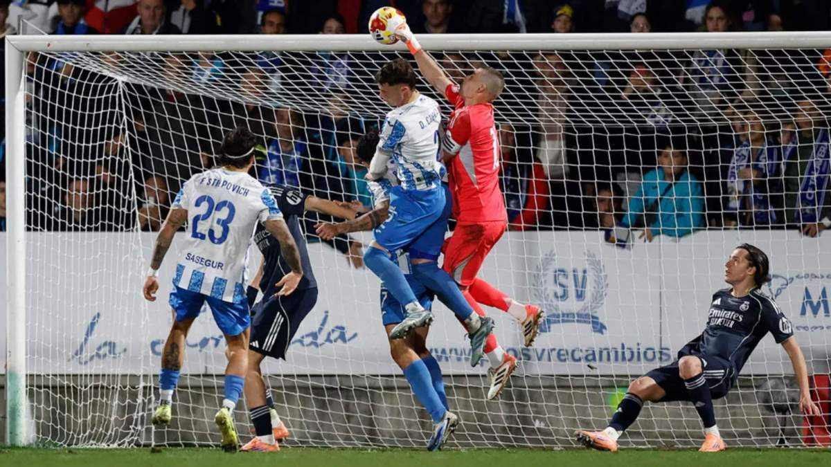 Lunin en una acción durante el partido Lunin en una acción durante el partido