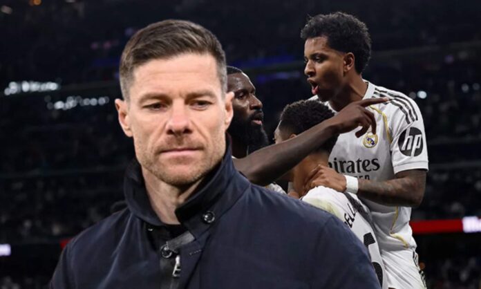 Xabi Alonso y jugadores del Real Madrid celebrando un gol. 