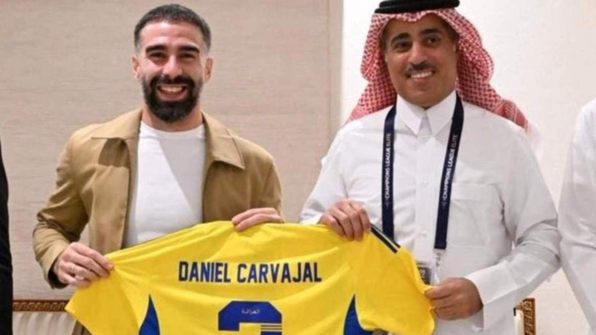 Carvajal posando con la camiseta del equipo de Joselu