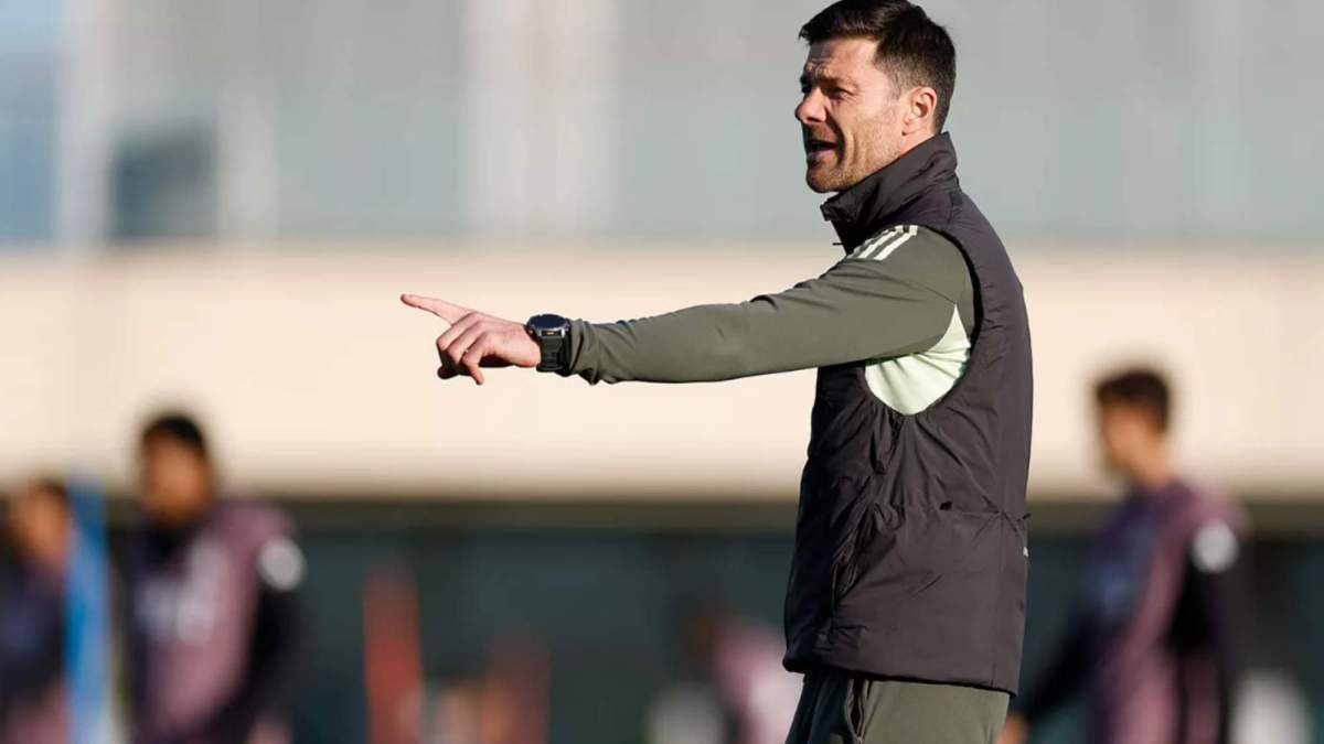 Xabi Alonso durante el entrenamiento de hoy