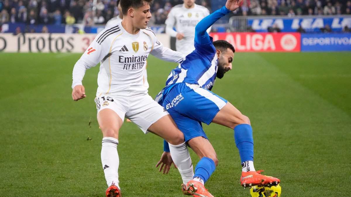 Arda Güler disputando un balón en el partido contra el Alavés. 