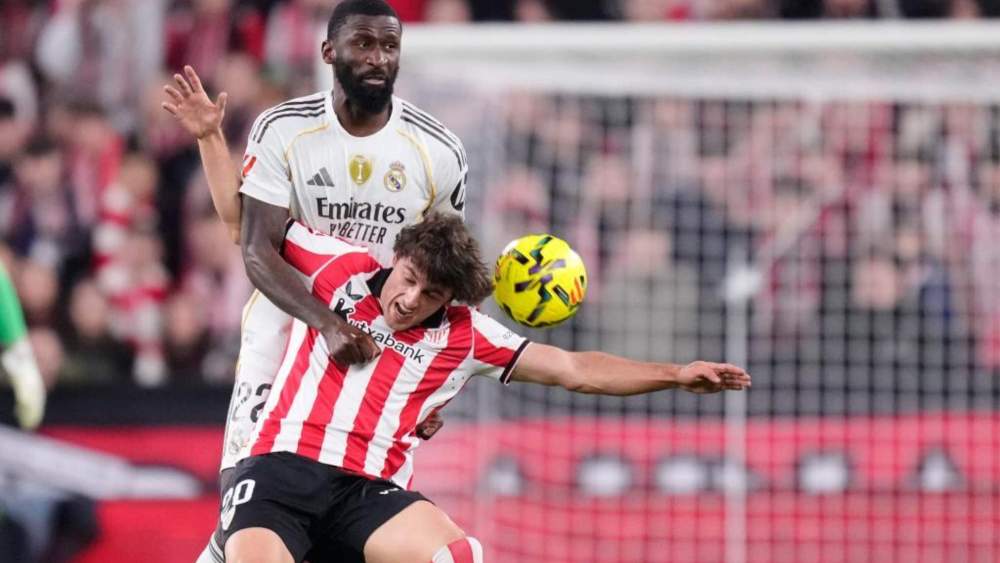 Antonio Rüdiger se eleva sobre Unai Gómez para evitar que su rival pueda controlar el balón. Antonio Rüdiger se eleva sobre Unai Gómez para evitar que su rival pueda controlar el balón.