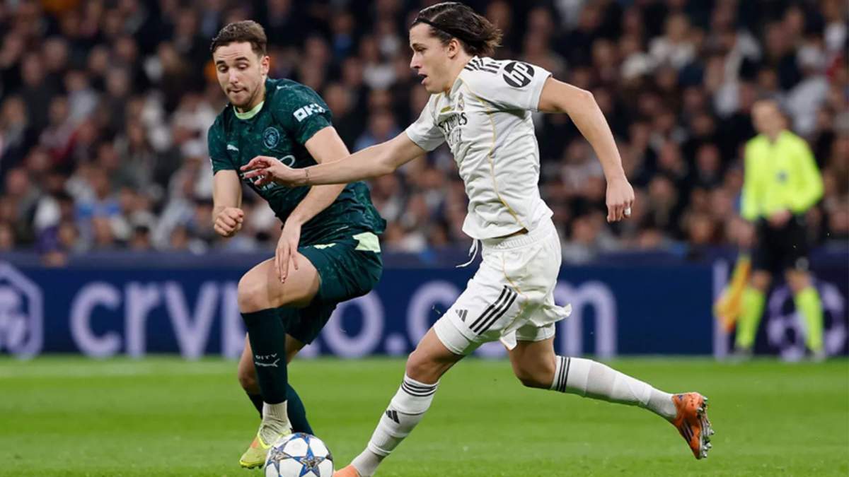 Álvaro Carreras conduciendo un balón contra el Manchester City. Álvaro Carreras conduciendo un balón contra el Manchester City.