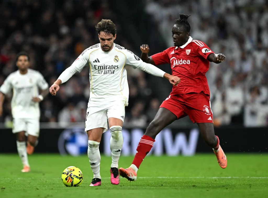 Asencio demuestra su polivalencia en el Real Madrid jugando como lateral derecho.