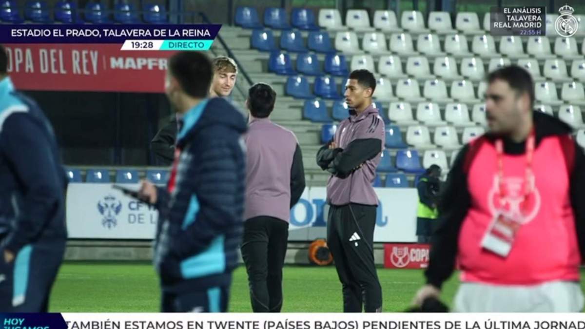 Bellingham salió a ver el césped de El Prado de Talavera y quedó impresionado: Bellingham salió a ver el césped de El Prado de Talavera y quedó impresionado: