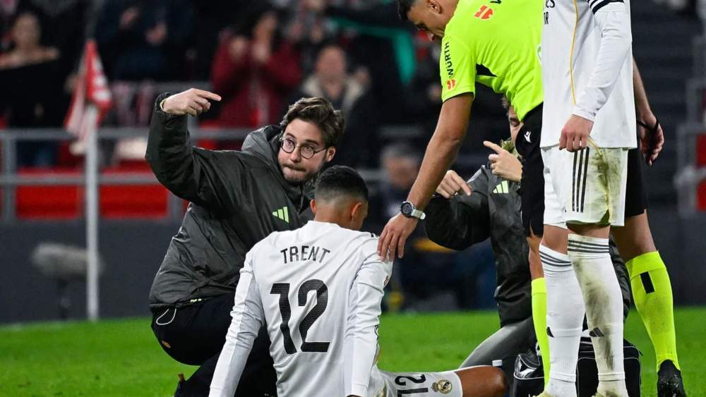 Trent Alexander-Arnold, en el césped de San Mamés, dolorido tras sentir unos calambres.