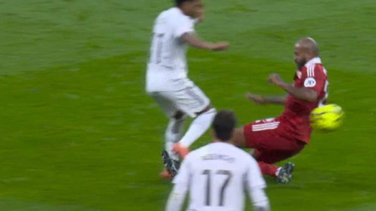 Entrada de Marcao a Rodrygo en el Real Madrid - Sevilla. Entrada de Marcao a Rodrygo en el Real Madrid - Sevilla.