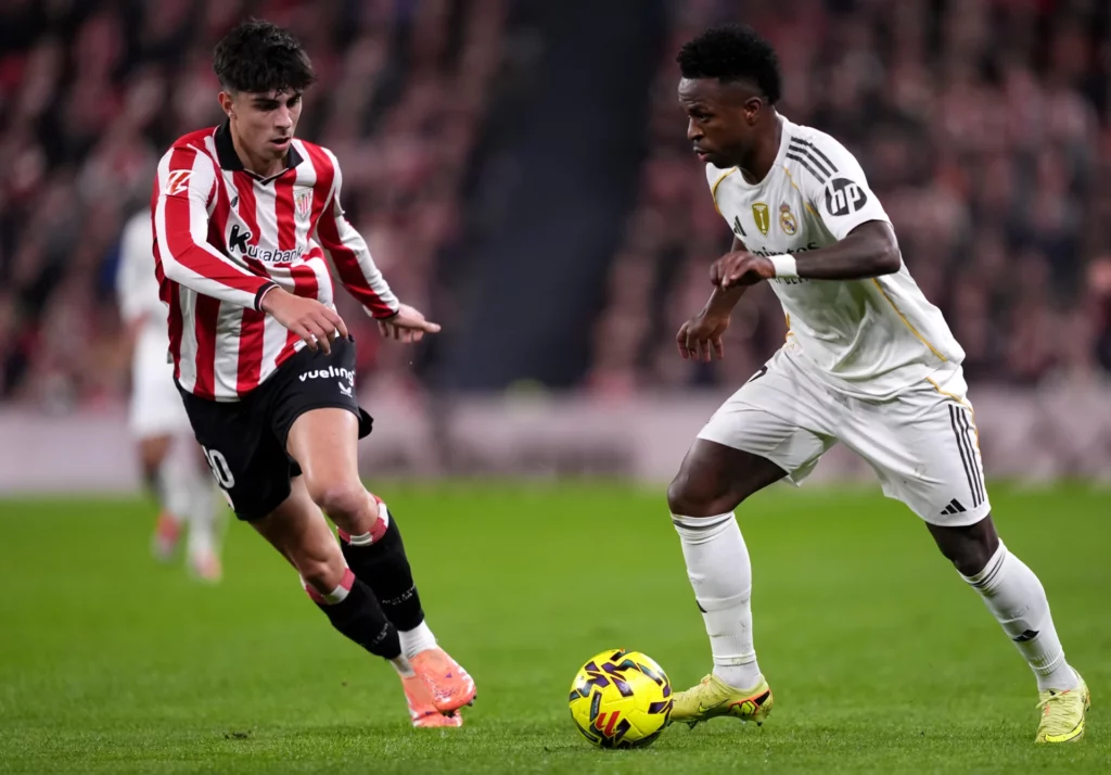 Vinicius encara a un jugador del Athletic Club durante la victoria del Real Madrid en San Mamés.