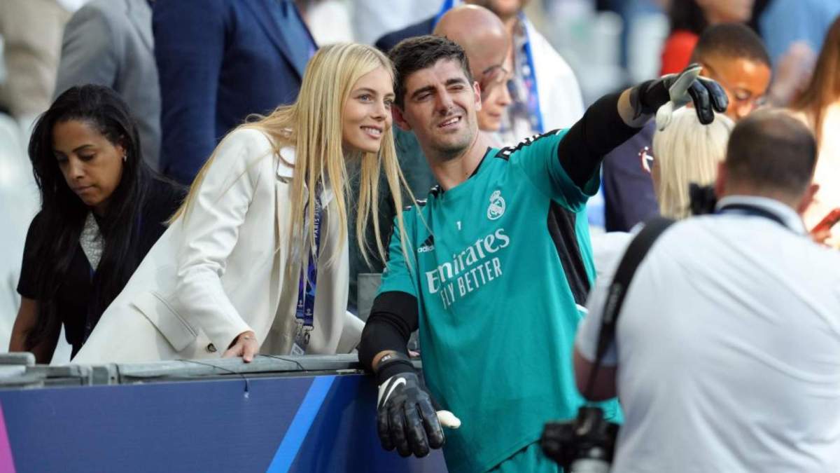 Courtois junto a su pareja, Mishel Gerzig, antes de una final de Champions