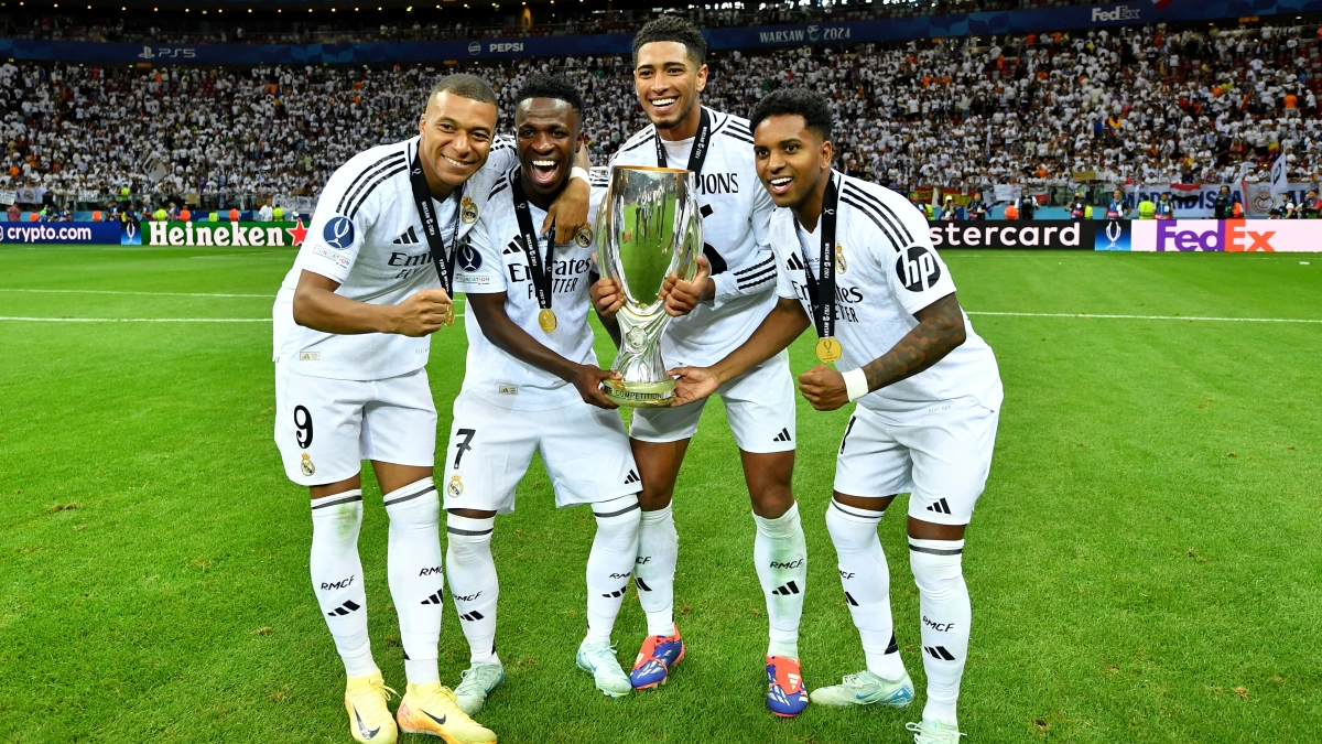 Kylian Mbappé, Vinícius Júnior, Jude Bellingham y Rodrygo Goes con la Supercopa de Europa. Kylian Mbappé, Vinícius Júnior, Jude Bellingham y Rodrygo Goes con la Supercopa de Europa.