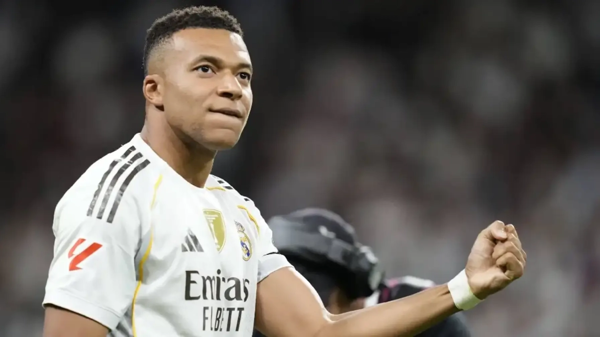 Kylian Mbappé celebrando un gol con el Real Madrid en un partido. Kylian Mbappé celebrando un gol con el Real Madrid en un partido.