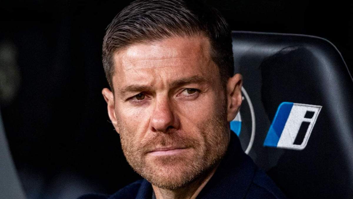 Xabi Alonso sentado en el banquillo del Real Madrid. 