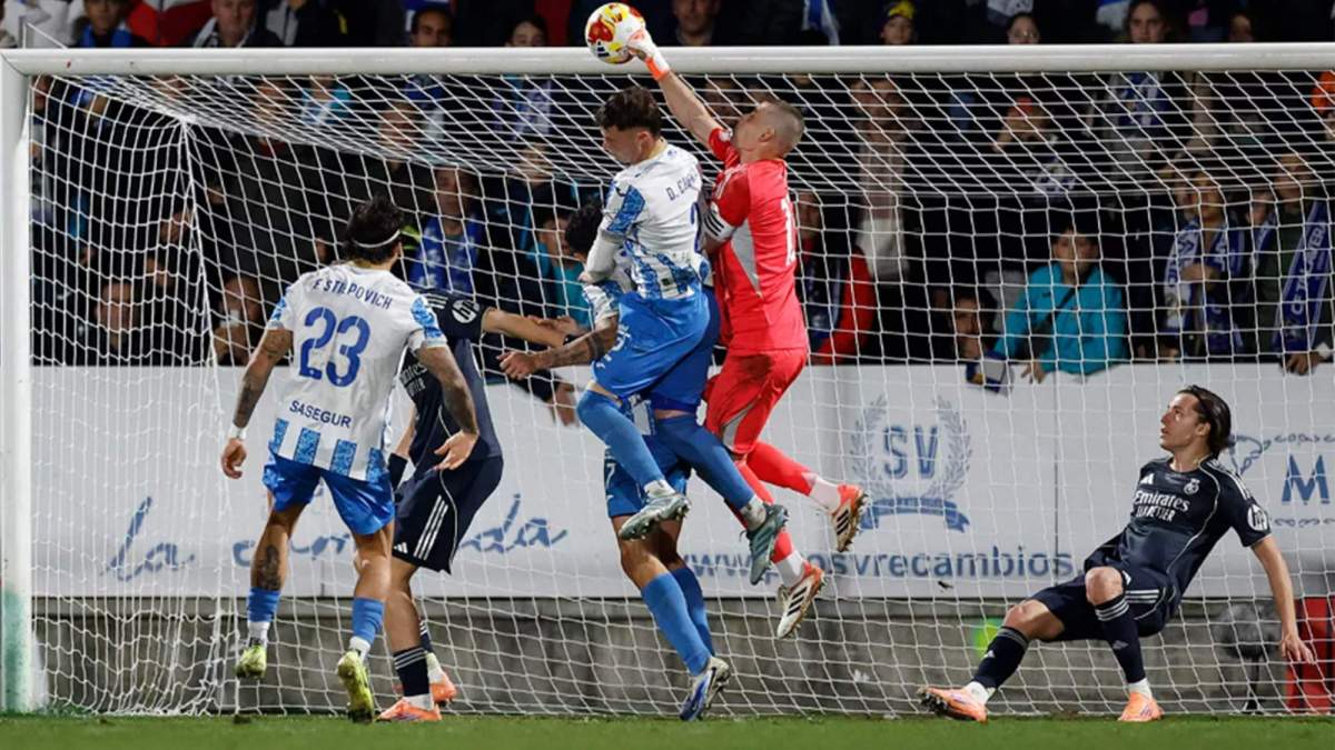 Andriy Lunin jugando contra el Talavera en la Copa del Rey.