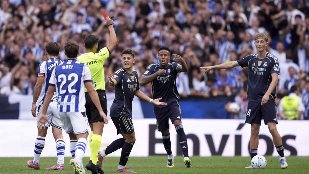 La expulsión de Huijsen en Anoeta, a manos de Jesús Gil Manzano, sigue siendo de lo más vergonzoso de la casi primera vuelta disputada de la Liga de este curso.