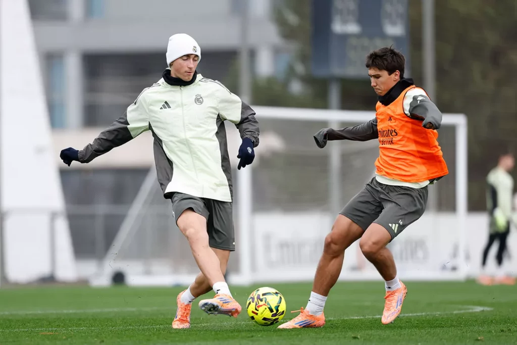 - Qedine Dean Huijsen, junto a Gonzalo García, en el entrenamiento del Real Madrid en Valdebebas.