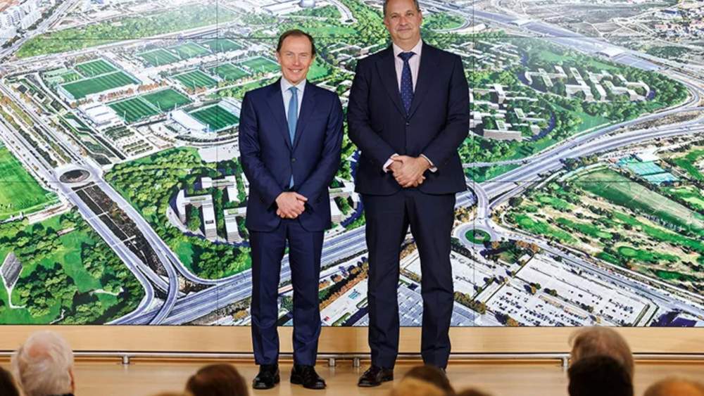 Emilio Butragueño, director de Relaciones Institucionales, con Miguel López-Valverde, consejero de Digitalización de la Comunidad de Madrid. Emilio Butragueño, director de Relaciones Institucionales, con Miguel López-Valverde, consejero de Digitalización de la Comunidad de Madrid.