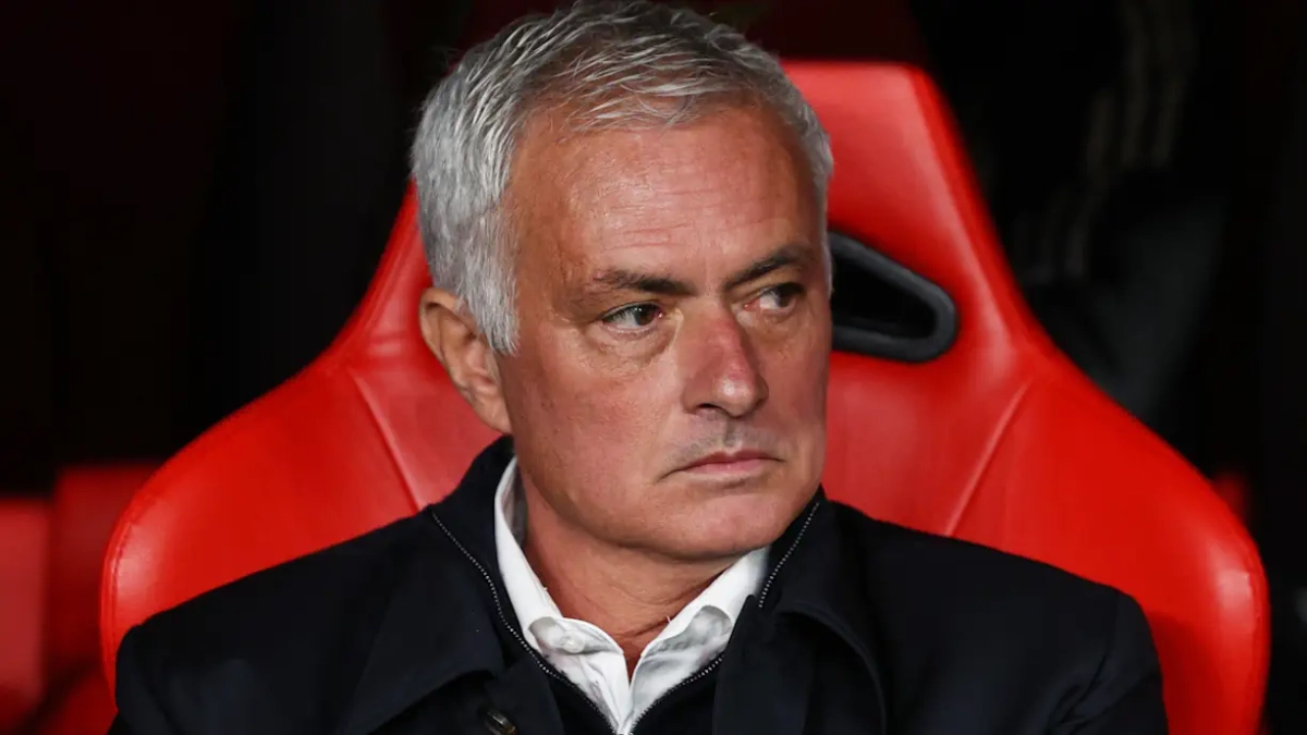 José Mourinho sentado en el banquillo del Benfica. 