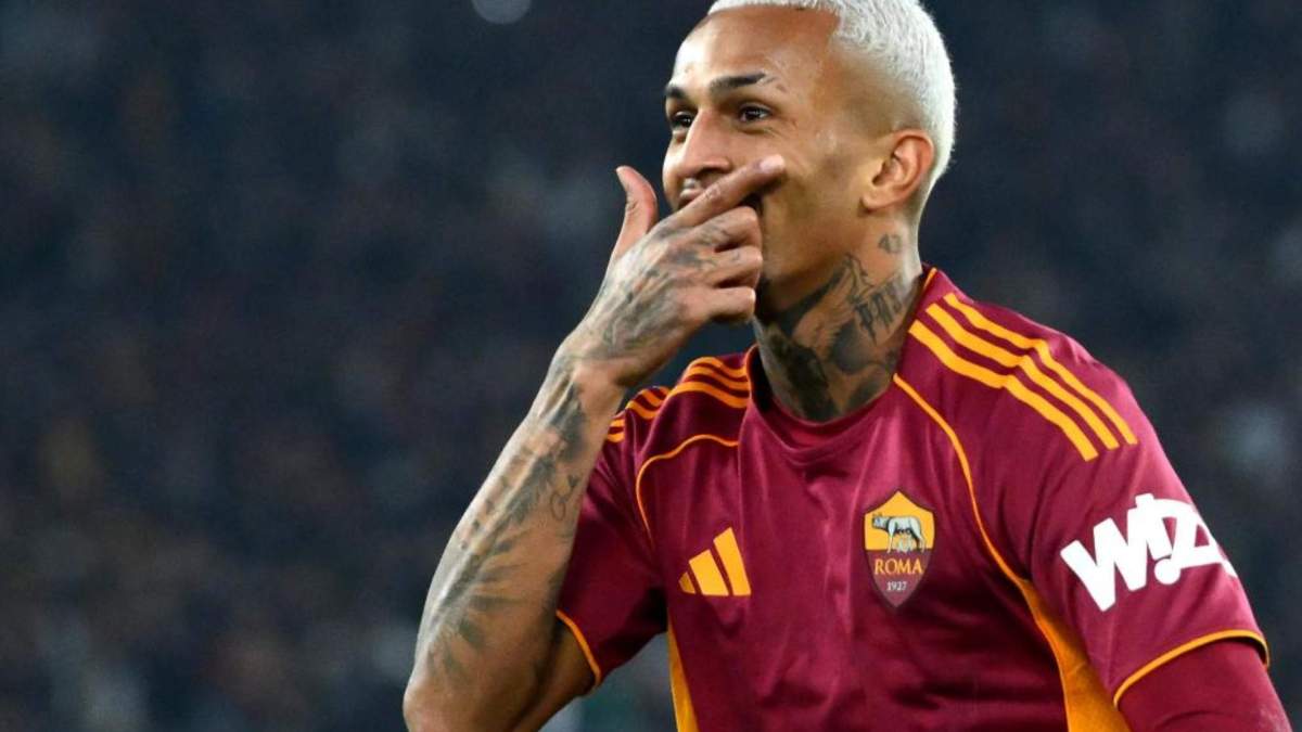 Wesley celebrando un gol con la Roma. 