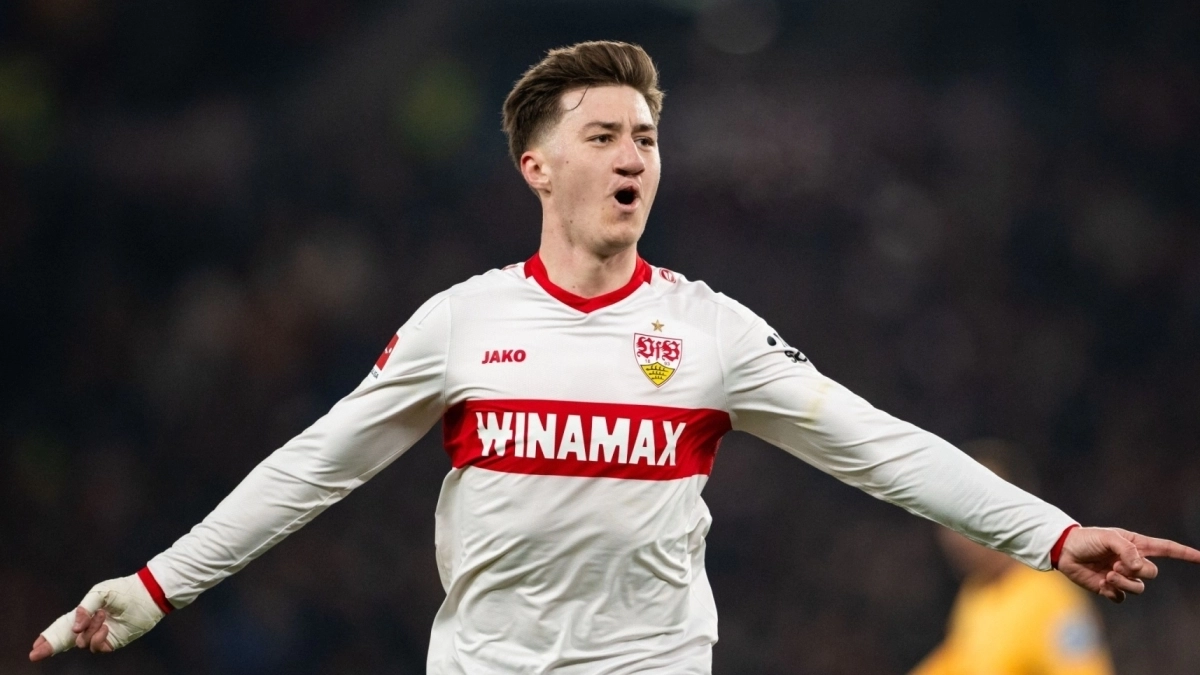 Angelo Stiller jugando un partido con el Stuttgart. 