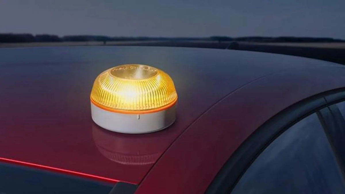 Así es la baliza V-16, el nuevo sistema de emergencia que entra en vigor el 1 de enero Así es la baliza V-16, el nuevo sistema de emergencia que entra en vigor el 1 de enero