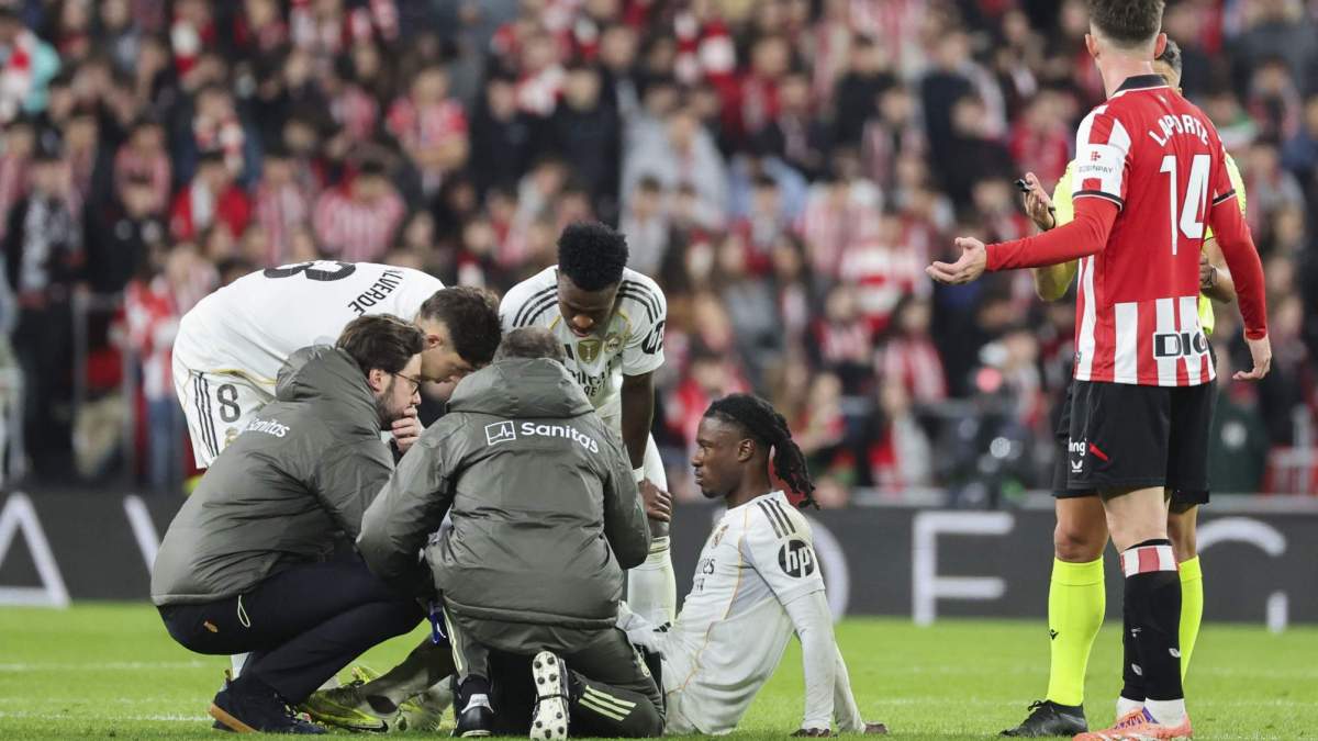 Los médicos del Real Madrid tratando a Camavinga en San Mamés Los médicos del Real Madrid tratando a Camavinga en San Mamés