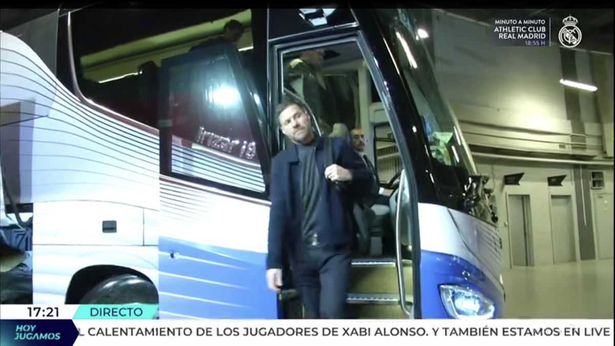 Xabi Alonso bajando del autobús del Real Madrid en San Mamés