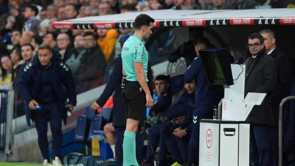 Alejandro Quintero González anuló un gol de Kylian Mbappé durante el partido del año pasado contra Las Palmas en el Santiago Bernabéu.