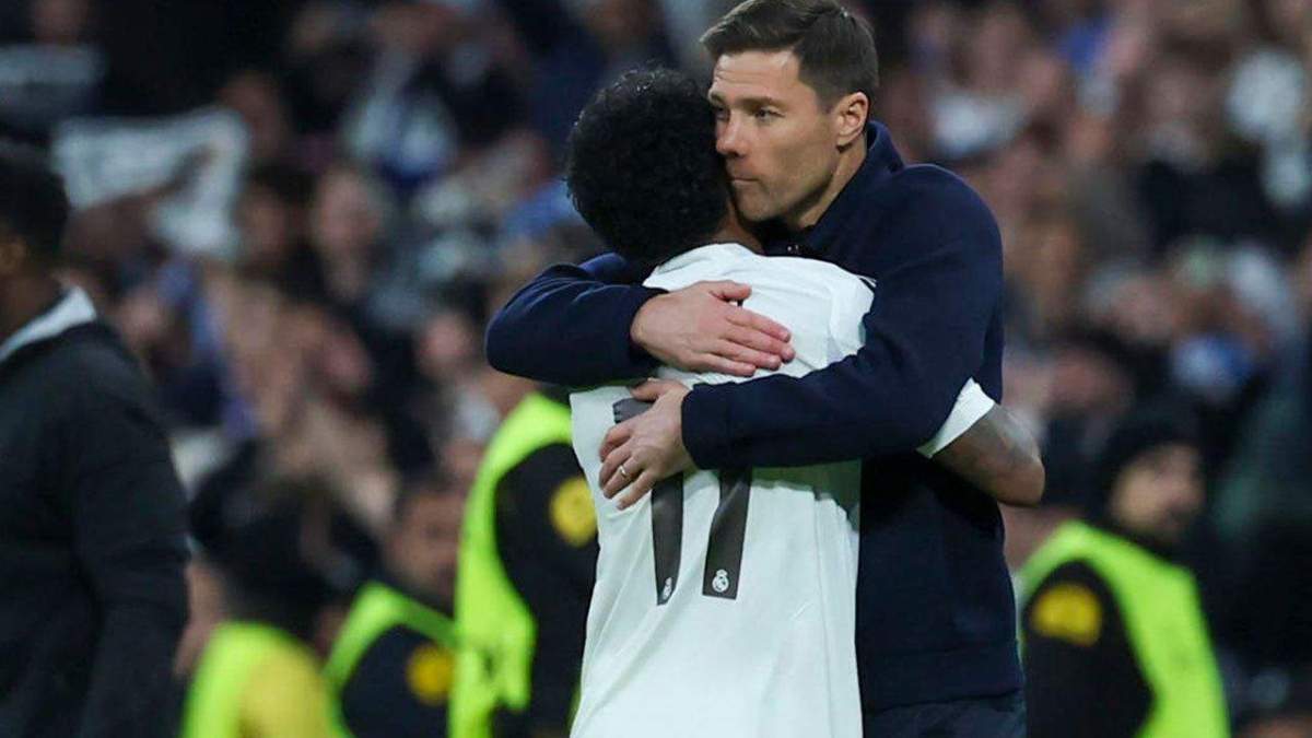 El abrazo entre Rodrygo y Xabi Alonso tras el gol El abrazo entre Rodrygo y Xabi Alonso tras el gol