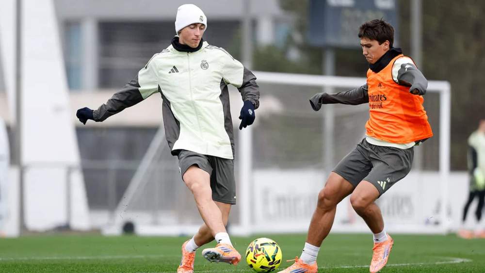 Dean Huijsen y Gonzalo García, en el entrenamiento de esta mañana en Valdebebas. Dean Huijsen y Gonzalo García, en el entrenamiento de esta mañana en Valdebebas.