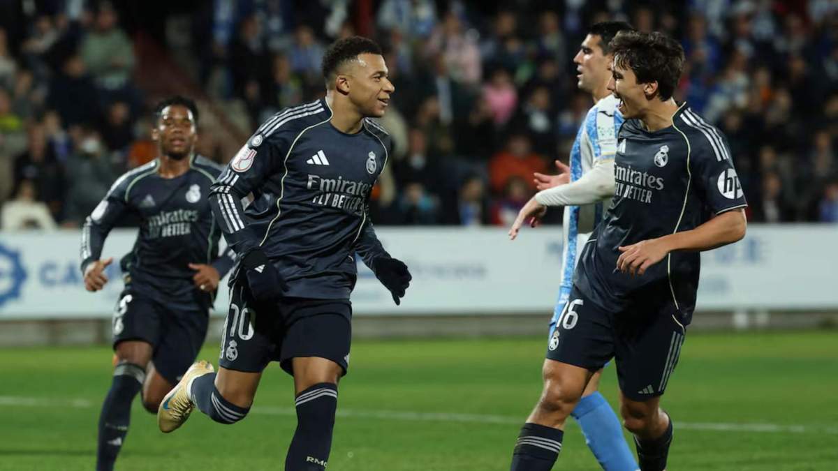 Kylian Mbappé celebra, junto a Gonzalo García, el primer gol del partido ante el Talavera.