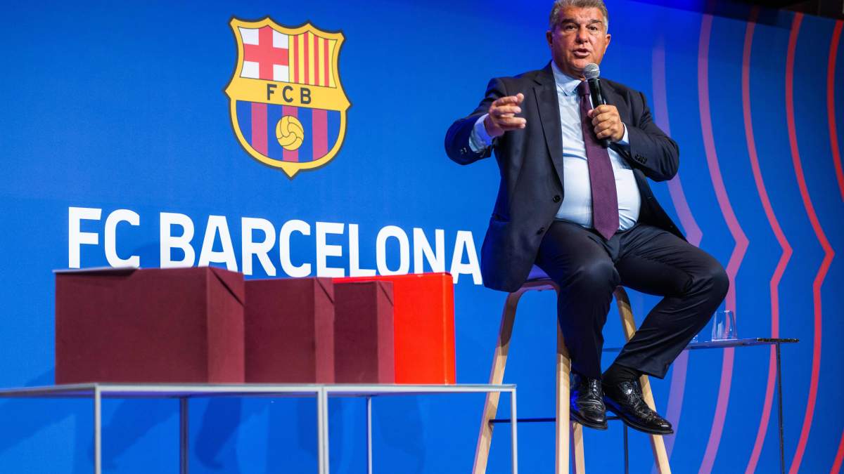 Joan Laporta en rueda de prensa y unas cajas con supuestos informes. Joan Laporta en rueda de prensa y unas cajas con supuestos informes.