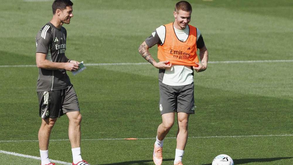 Xabi Alonso y Franco Mastantuono, durante un entrenamiento del Real Madrid en Valdebebas a lo largo de este verano. Xabi Alonso y Franco Mastantuono, durante un entrenamiento del Real Madrid en Valdebebas a lo largo de este verano.