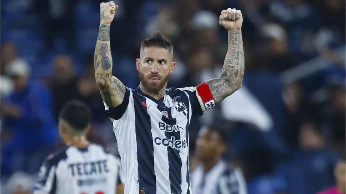 Sergio Ramos jugando un partido con Rayados de Monterrey.
