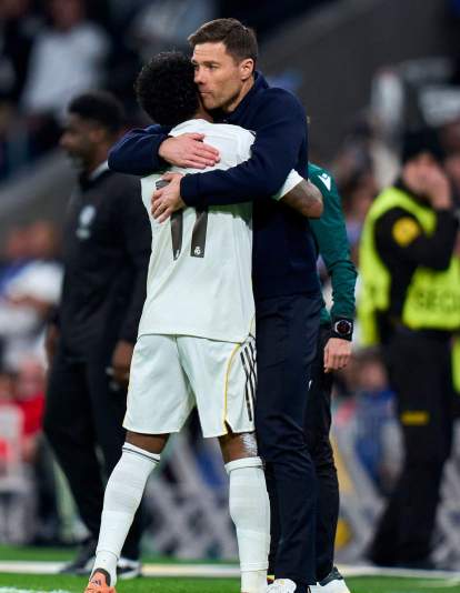 Rodrygo Goes abrazando a Xabi Alonso después de su gol. Rodrygo Goes abrazando a Xabi Alonso después de su gol.