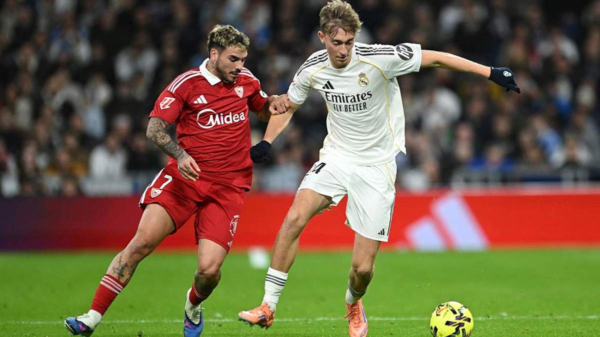 Dean Huijsen jugando contra el Sevilla. 