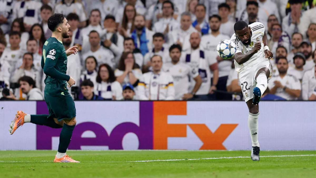 Antonio Rüdiger despejando un balón contra el Manchester City. Antonio Rüdiger despejando un balón contra el Manchester City.