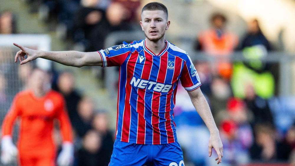 Adam Wharton, durante un partido con el Crystal Palace esta campaña.