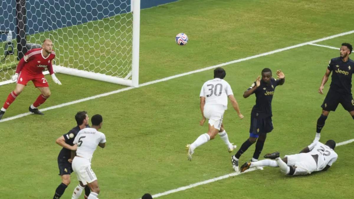 Gonzalo García, marcando un gol de cabeza a la Juventus, en los octavos de final del Mundial de Clubes.