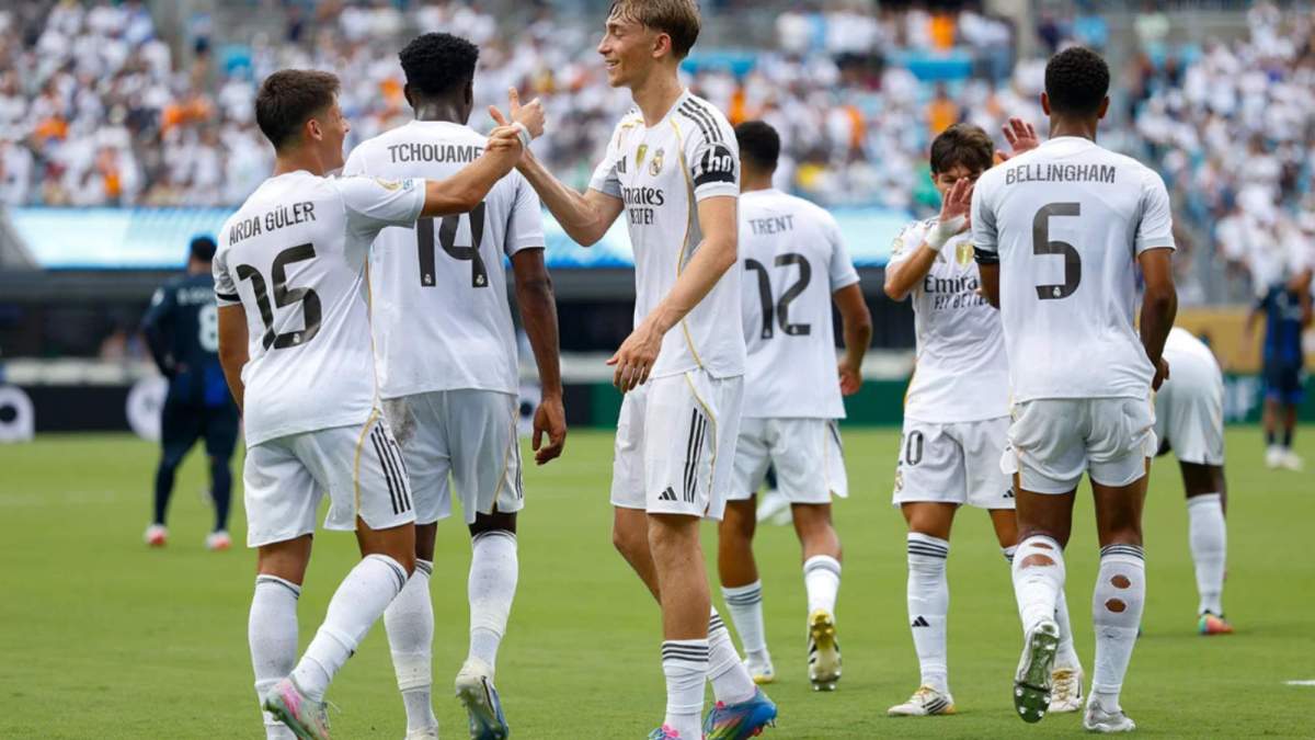 Huijsen celebrando un gol junto a sus compañeros