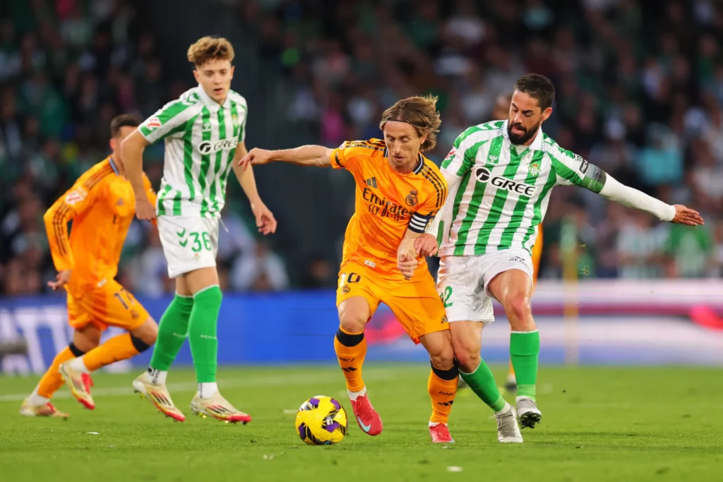Isco persigue a Luka Modric durante el último Real Betis - Real Madrid en LaLiga EA Sports.