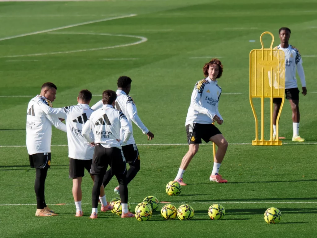 - Qedine Joan Martínez, junto a Vinicius y Camavinga, en el entrenamiento del primer equipo del Real Madrid.