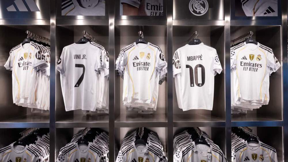 Tienda del Real Madrid, con las camisetas actuales.