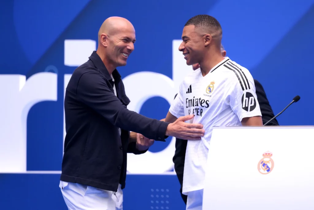 Zinedine Zidane saluda a Kylian Mbappé durante su presentación como nuevo jugador del Real Madrid.